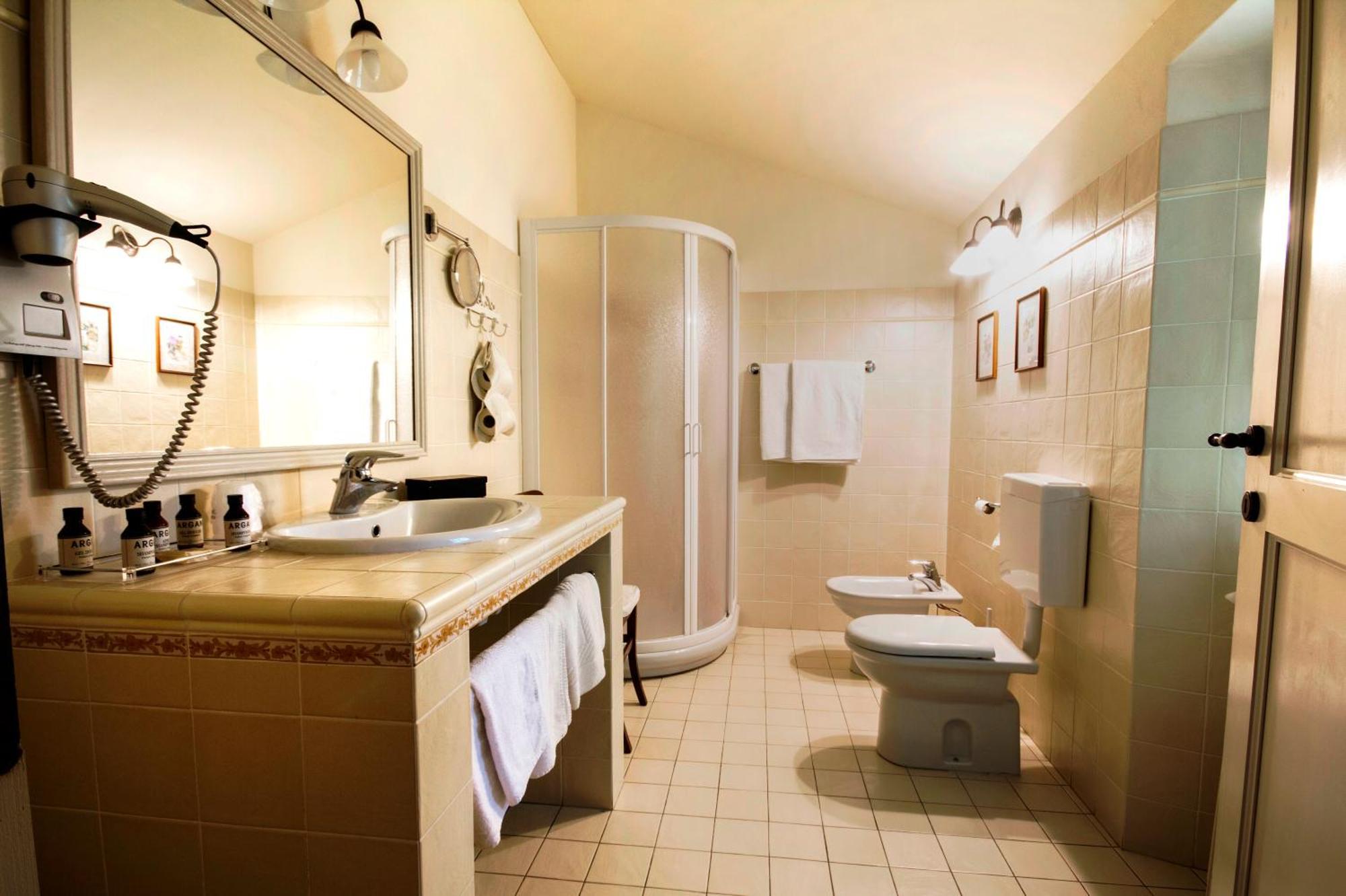 Relais Castello Di Razzano Hotel Alfiano Natta ภายนอก รูปภาพ